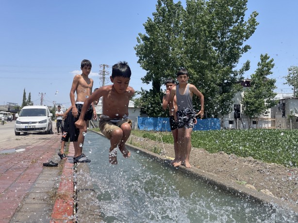 Foto - Adana’da sıcaklık rekor seviyeyi gördü! Bakın güneşten neyle korunuyorlar