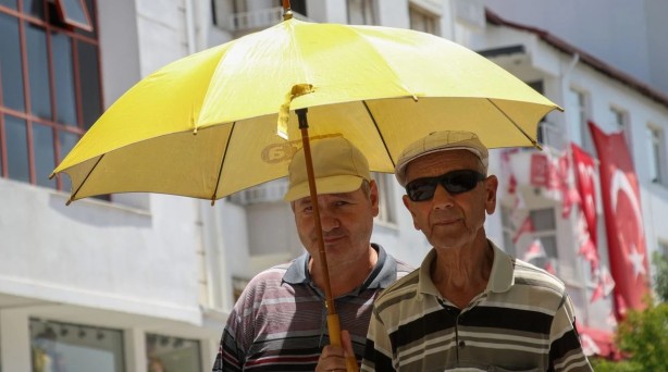 Foto - Adana’da sıcaklık rekor seviyeyi gördü! Bakın güneşten neyle korunuyorlar