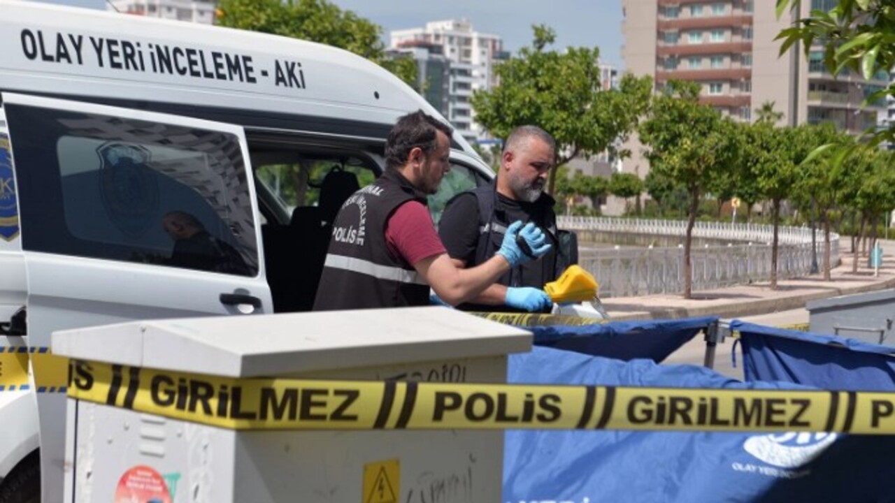 Foto - Adana’da tüyleri diken diken olay! Çöpten kağıda sarılı insan kafatası çıktı