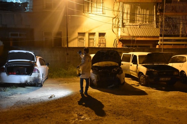 Foto - Adana'da üç otomobil kundaklanarak kül oldu