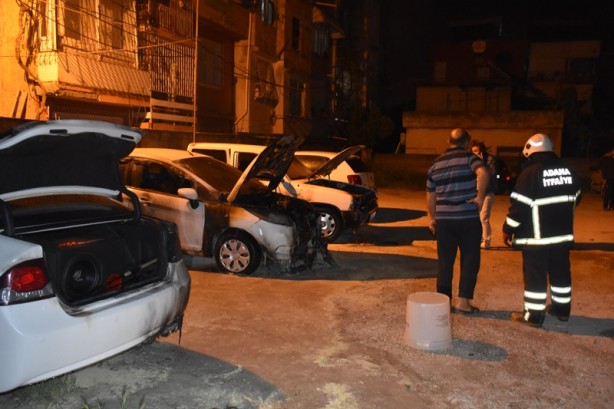 Foto - Adana'da üç otomobil kundaklanarak kül oldu