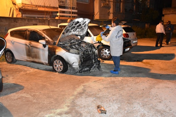 Foto - Adana'da üç otomobil kundaklanarak kül oldu