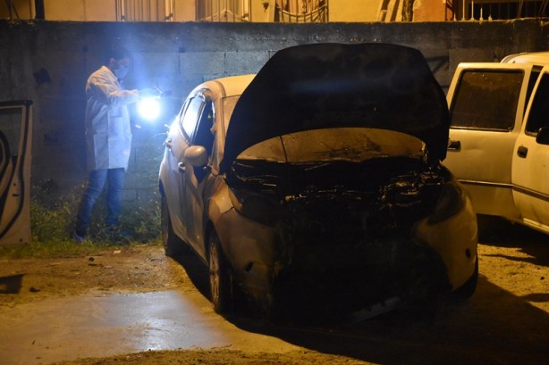 Foto - Adana'da üç otomobil kundaklanarak kül oldu