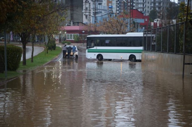 Foto - Adana'da vatandaş seli fırsata çevirdi