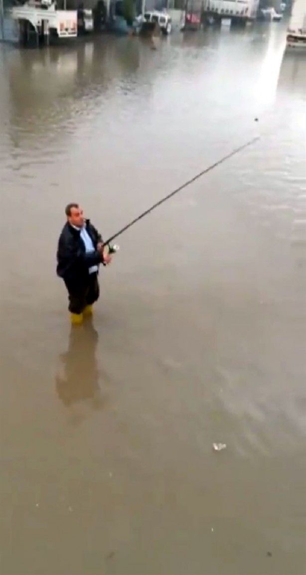 Foto - Adana'da vatandaş seli fırsata çevirdi