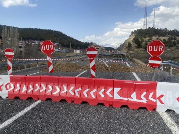 Foto - Adana'da yol çöktü!