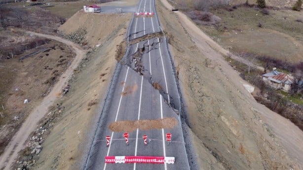Foto - Adana'da yol çöktü!