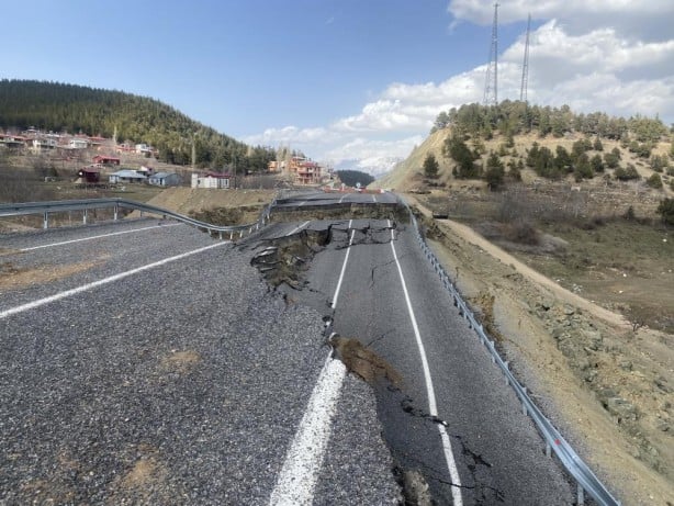 Foto - Adana'da yol çöktü!