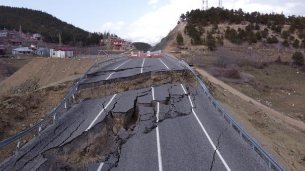 Foto - Adana'da yol çöktü!