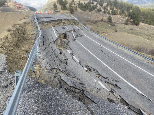 Foto - Adana'da yol çöktü!