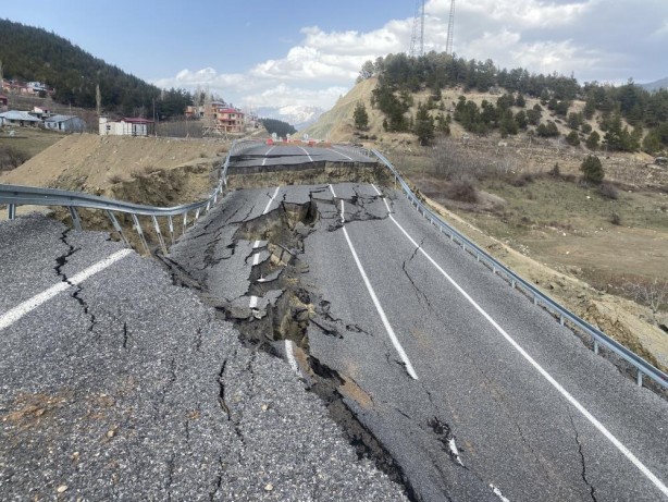 Foto - Adana'da yol çöktü!