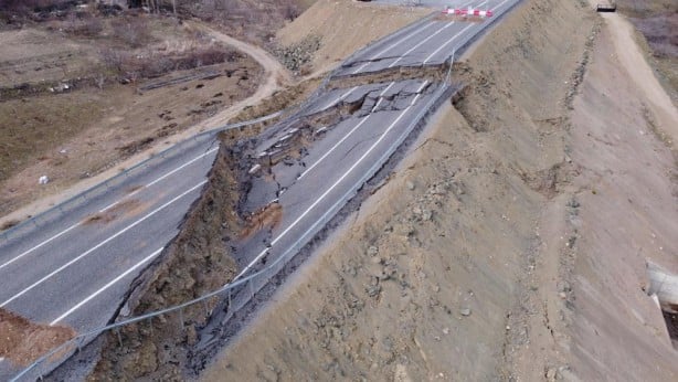 Adana'da yol çöktü!