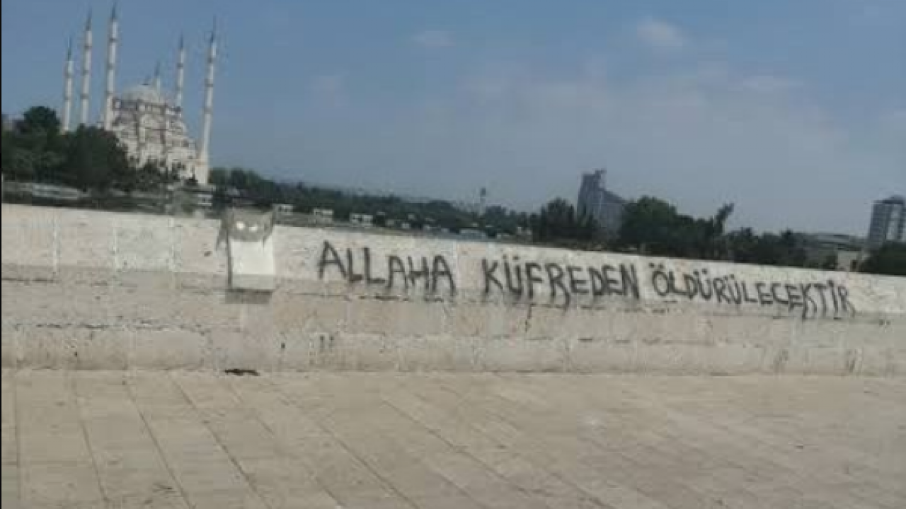 Foto - Adanalılar bu sefer şaka yapmıyor: "Allah'a küfür eden öldürülecek!"