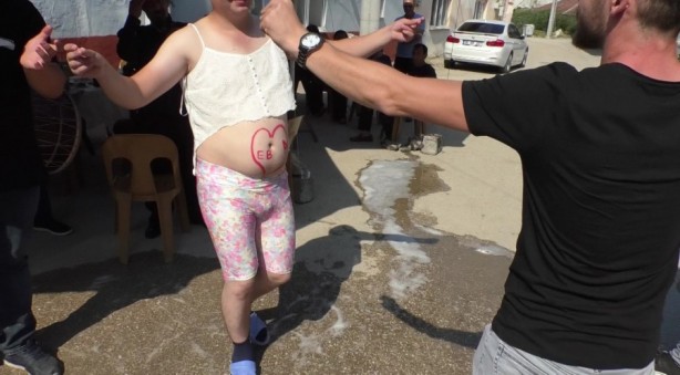 Foto - Adet değil düpedüz kepazelik! Damada tayt giydirip, çamaşır yıkattılar