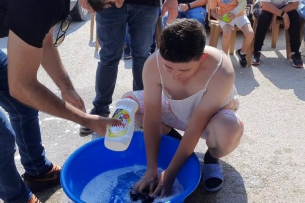 Adet değil düpedüz kepazelik! Damada tayt giydirip, çamaşır yıkattılar