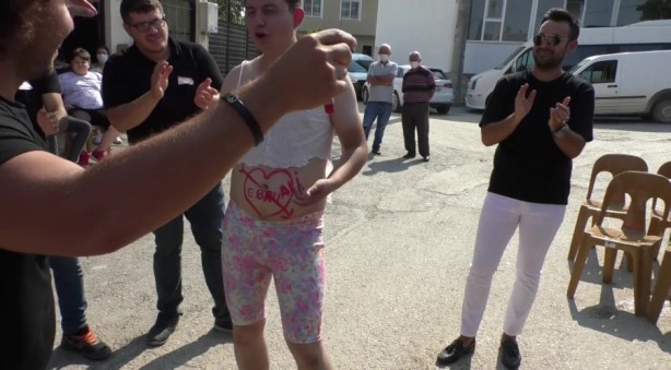 Foto - Adet değil düpedüz kepazelik! Damada tayt giydirip, çamaşır yıkattılar