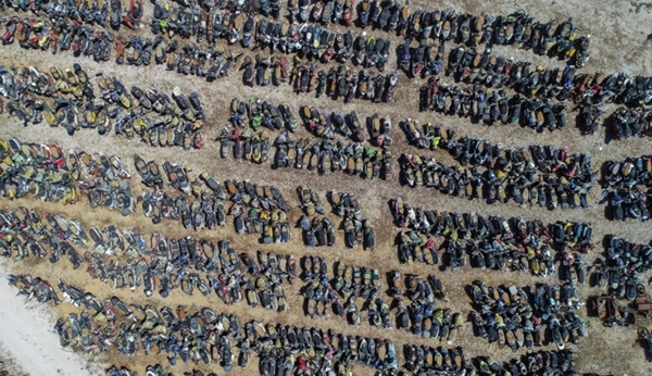 Foto - Adeta mezarlık gibi... Binlerce araç çürümeye terk edildi