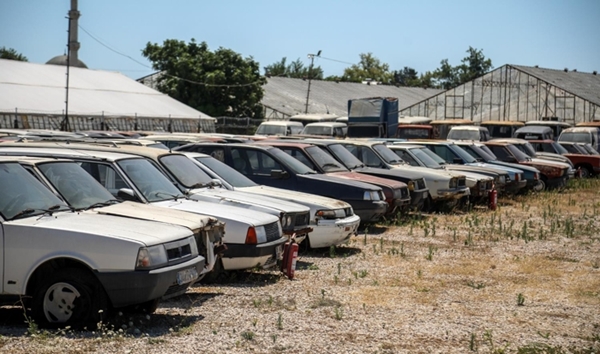 Foto - Adeta mezarlık gibi... Binlerce araç çürümeye terk edildi