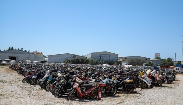 Foto - Adeta mezarlık gibi... Binlerce araç çürümeye terk edildi