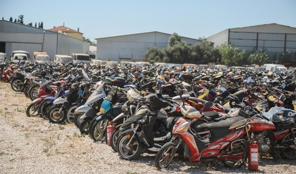 Foto - Adeta mezarlık gibi... Binlerce araç çürümeye terk edildi