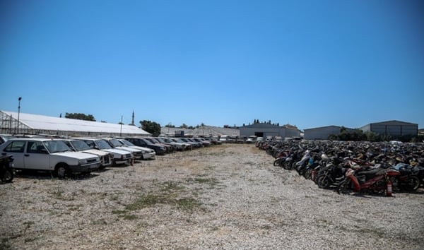 Foto - Adeta mezarlık gibi... Binlerce araç çürümeye terk edildi