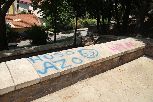 Foto - Adeta resim defterine döndü! 630 yıllık külliyeye büyük saygısızlık
