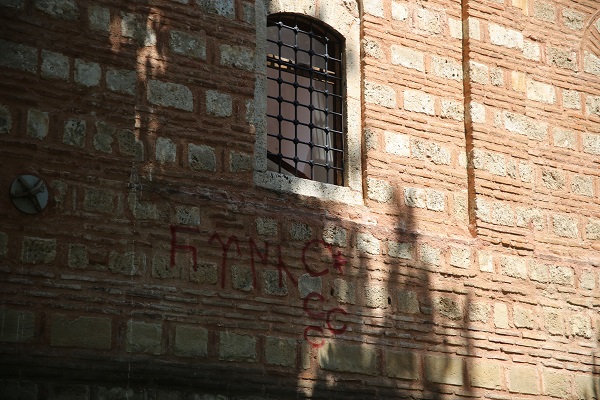 Foto - Adeta resim defterine döndü! 630 yıllık külliyeye büyük saygısızlık