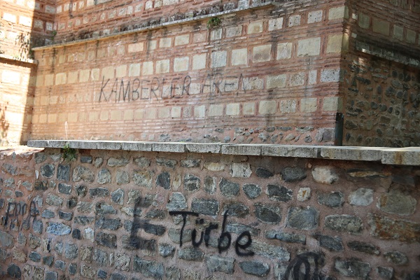 Foto - Adeta resim defterine döndü! 630 yıllık külliyeye büyük saygısızlık