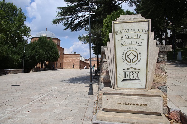 Foto - Adeta resim defterine döndü! 630 yıllık külliyeye büyük saygısızlık