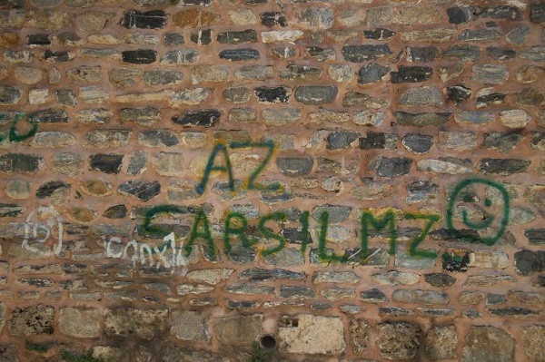 Foto - Adeta resim defterine döndü! 630 yıllık külliyeye büyük saygısızlık