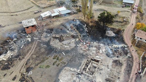 Foto - Adeta savaş alanına döndü! 47 evin küle döndüğü köyün son hali