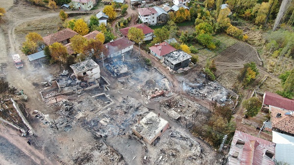 Foto - Adeta savaş alanına döndü! 47 evin küle döndüğü köyün son hali