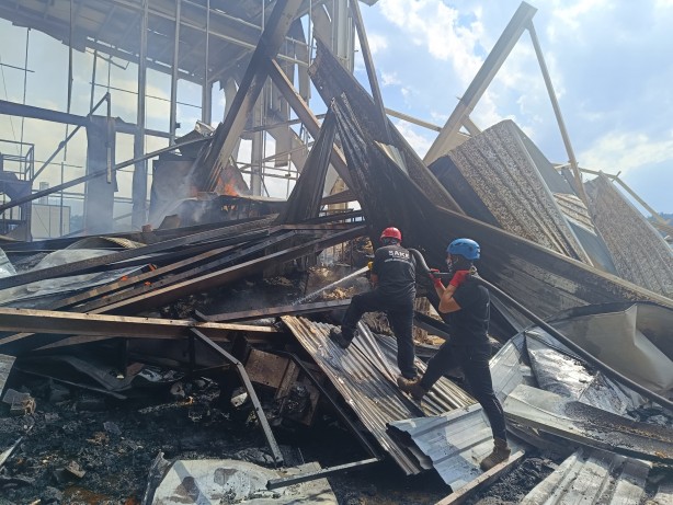 Foto - Adeta savaş alanına dönmüş! Patlayan fabrikadan görüntüler