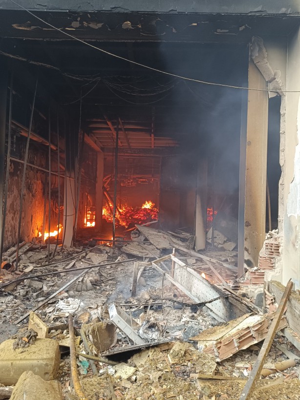 Adeta savaş alanına dönmüş! Patlayan fabrikadan görüntüler