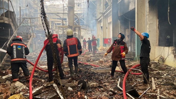 Foto - Adeta savaş alanına dönmüş! Patlayan fabrikadan görüntüler