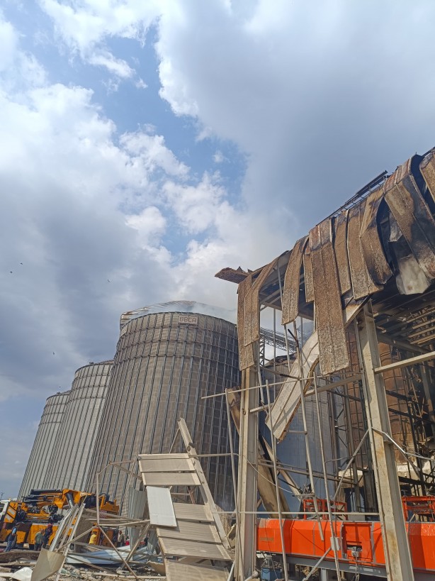 Foto - Adeta savaş alanına dönmüş! Patlayan fabrikadan görüntüler