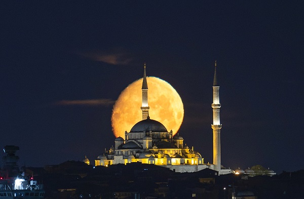 Foto - Adeta tabloluk manzara! TCG Anadolu ve İstanbul’un zarafeti birleşti