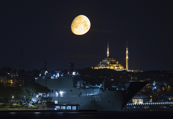Foto - Adeta tabloluk manzara! TCG Anadolu ve İstanbul’un zarafeti birleşti