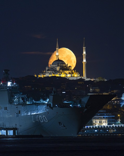 Foto - Adeta tabloluk manzara! TCG Anadolu ve İstanbul’un zarafeti birleşti