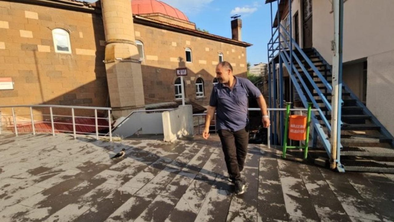 Foto - Adilcevaz’da görenleri gülümseten dostluk: Kasap ile karga ayrılmaz ikili oldu