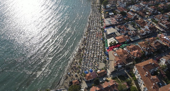 Foto - Adım atacak yer yok! 4 bin nere 60 bin nere