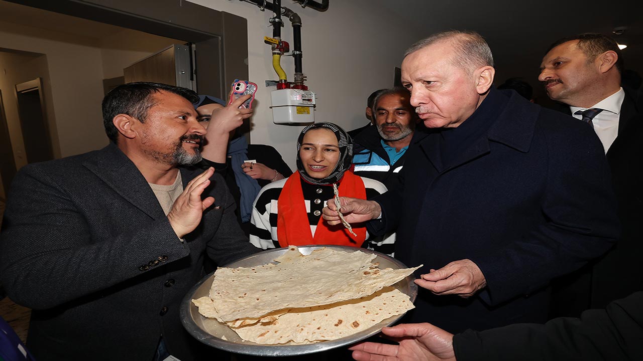 Foto - Adıyaman’da depremzedeler yeni yuvalarına kavuştu! Cumhurbaşkanı Erdoğan’a teşekkür ettiler
