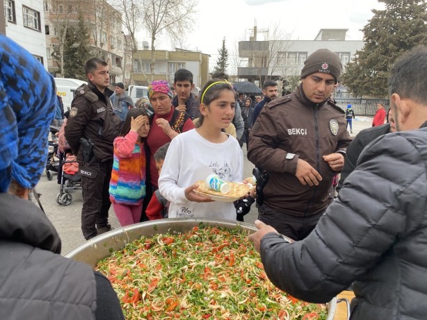 Foto - Adıyaman’da depremzedelere kebap dağıtıldı