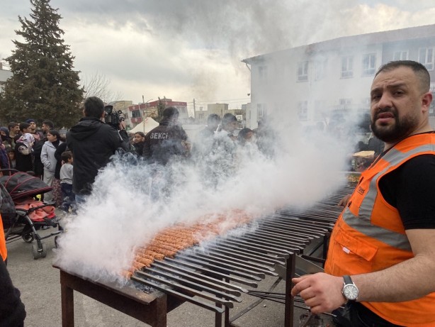 Foto - Adıyaman’da depremzedelere kebap dağıtıldı