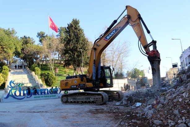 Foto - Adıyaman'da enkaz kaldırma ve yıkım çalışmaları devam ediyor