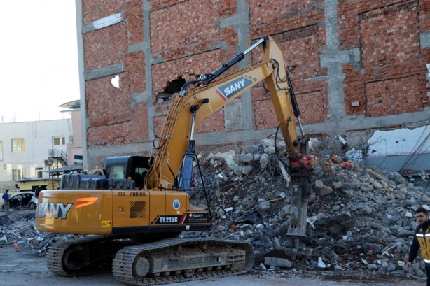 Adıyaman'da enkaz kaldırma ve yıkım çalışmaları devam ediyor