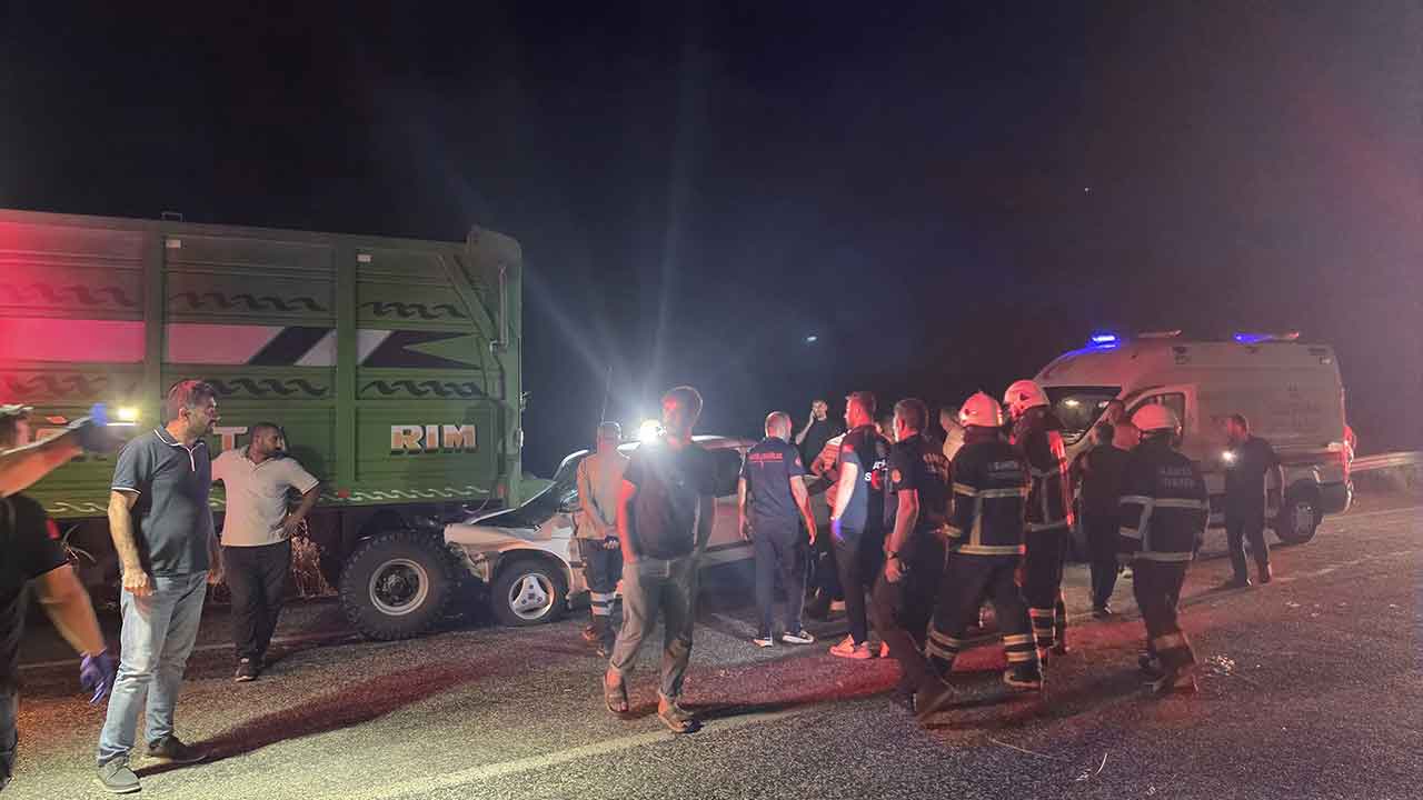 Adıyaman'da feci can pazarı! Traktör römorkuna arkadan çarpan otomobil demir yığınına döndü!