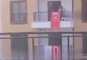 Foto - Adıyaman'daki deprem konutlarında Türk bayrağını yere attılar: Evlerini geri alın, yazıklar olsun