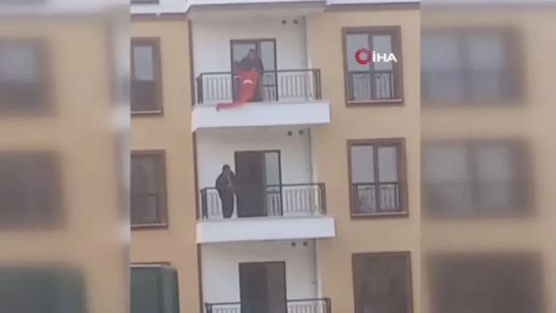 Foto - Adıyaman'daki deprem konutlarında Türk bayrağını yere attılar: Evlerini geri alın, yazıklar olsun