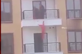 Foto - Adıyaman'daki deprem konutlarında Türk bayrağını yere attılar: Evlerini geri alın, yazıklar olsun